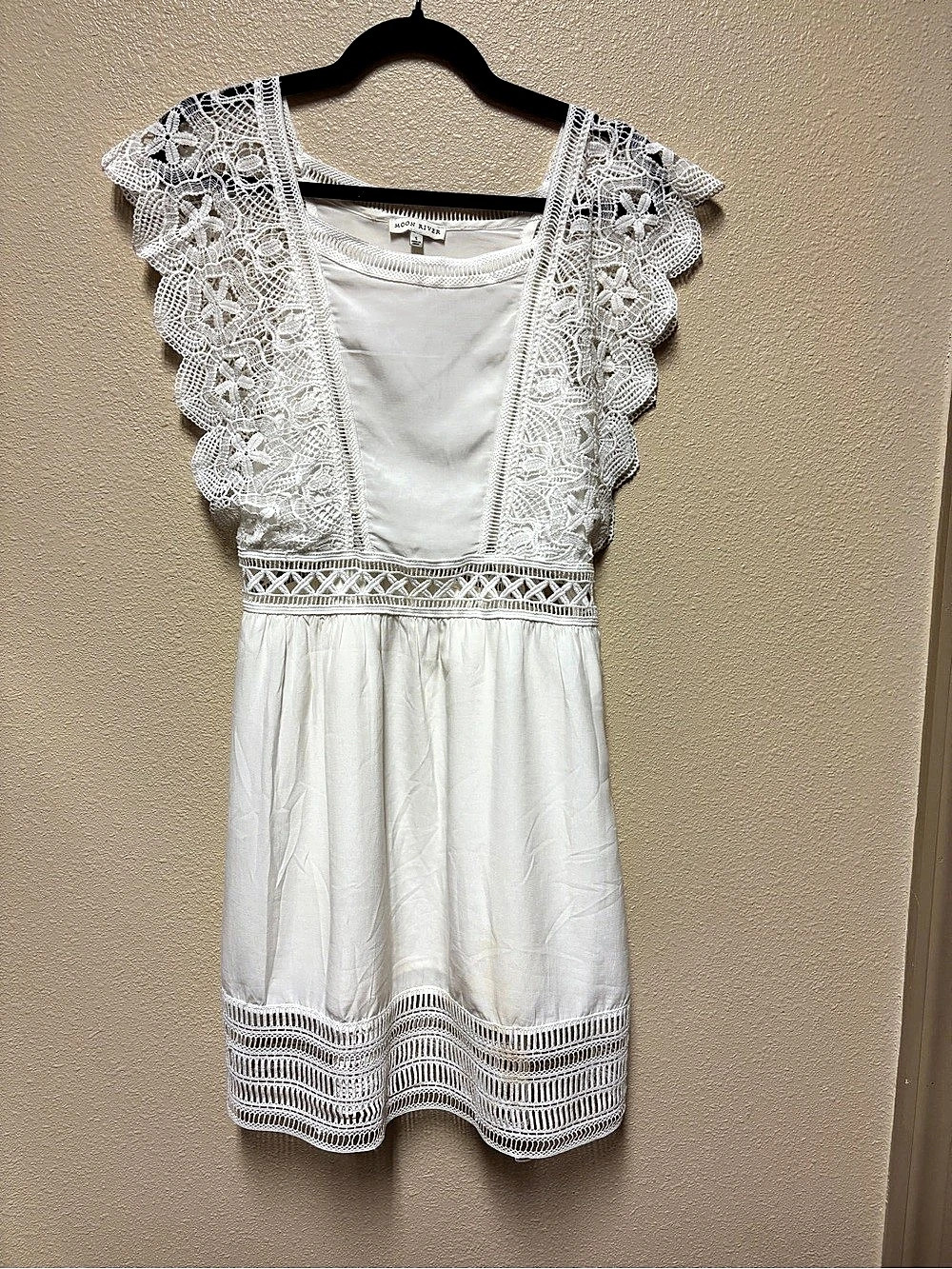 Moon River Lace Trim Babydoll Dress White Floral Mini Dress Small